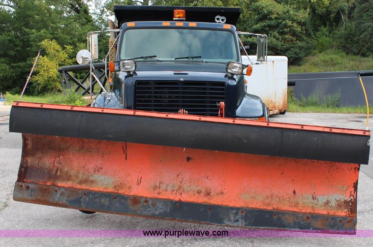 image for item J2160 1999 International 4700 dump truck