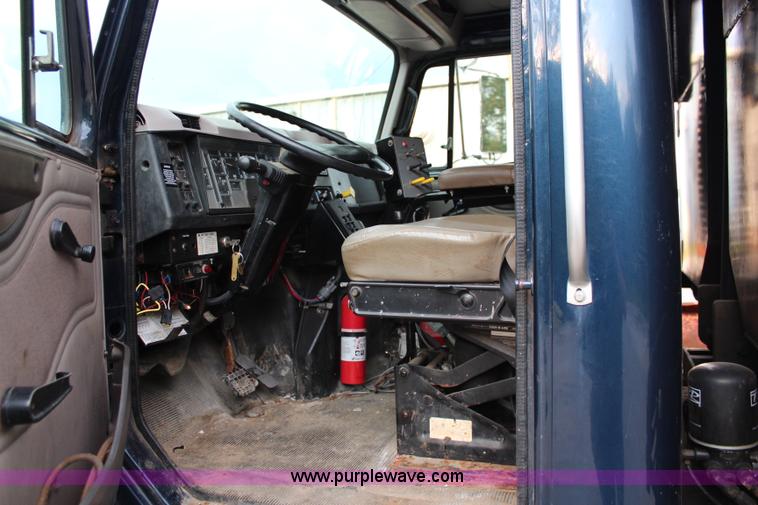 image for item J2160 1999 International 4700 dump truck