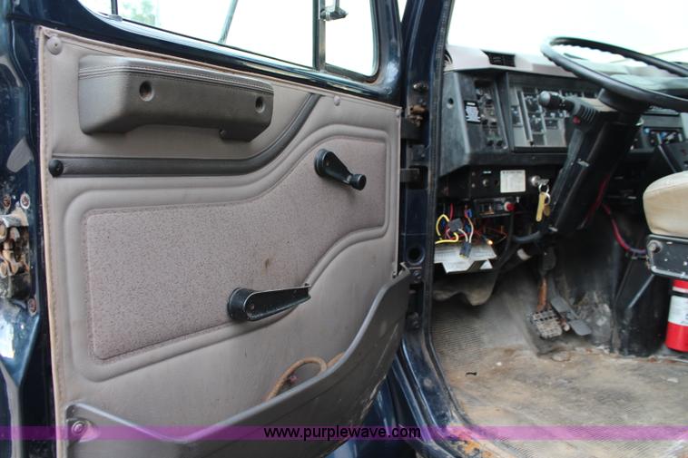 image for item J2160 1999 International 4700 dump truck