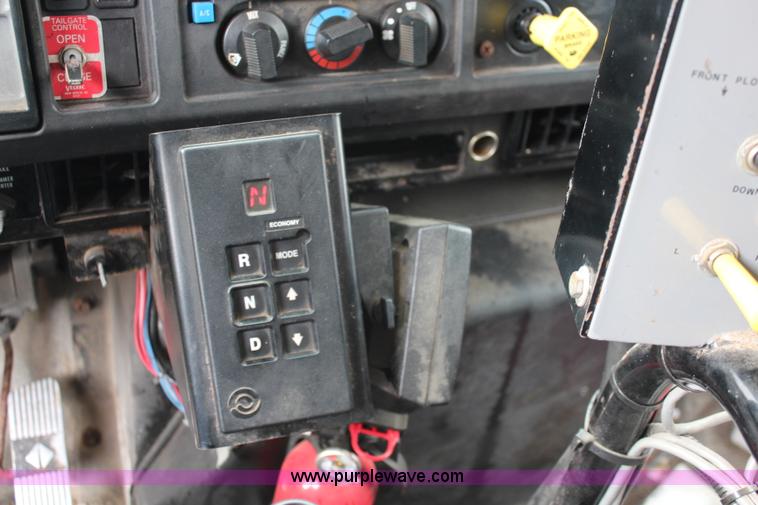 image for item J2160 1999 International 4700 dump truck