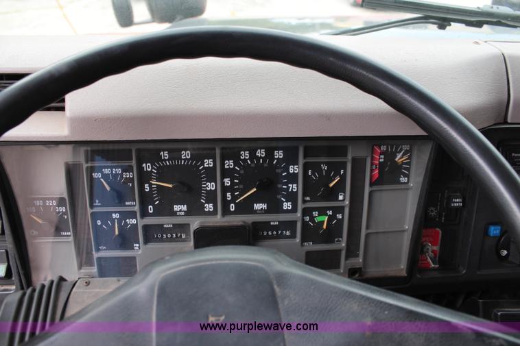 image for item J2160 1999 International 4700 dump truck