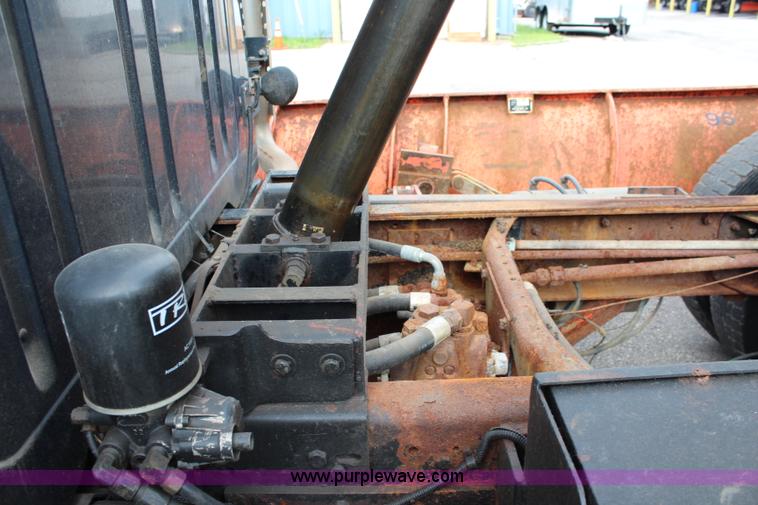 image for item J2160 1999 International 4700 dump truck