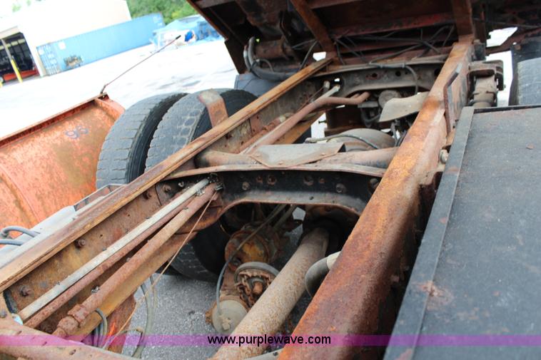 image for item J2160 1999 International 4700 dump truck