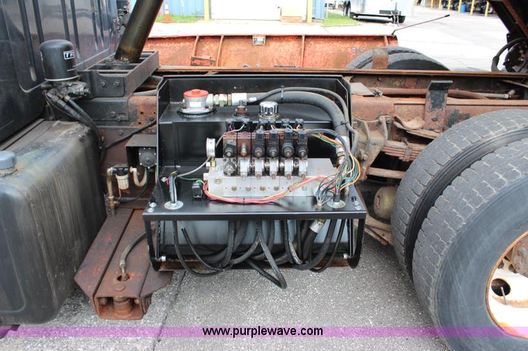 image for item J2160 1999 International 4700 dump truck