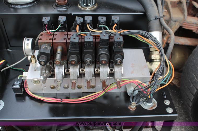 image for item J2160 1999 International 4700 dump truck