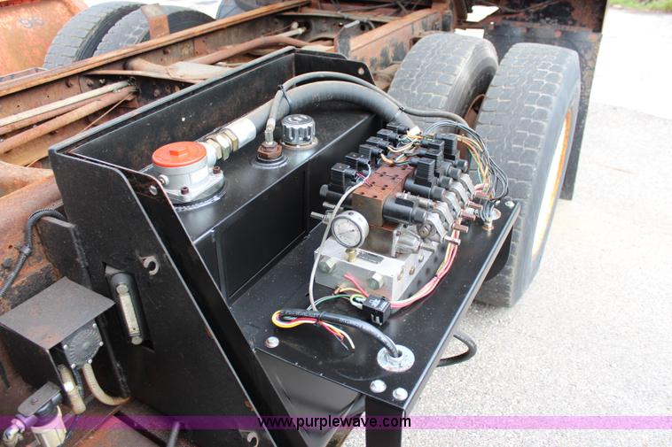 image for item J2160 1999 International 4700 dump truck