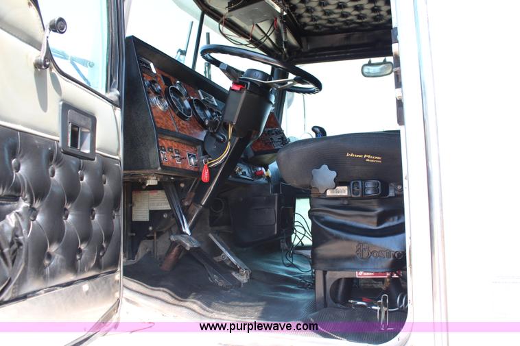 image for item J2191 2000 Kenworth T800 dump truck
