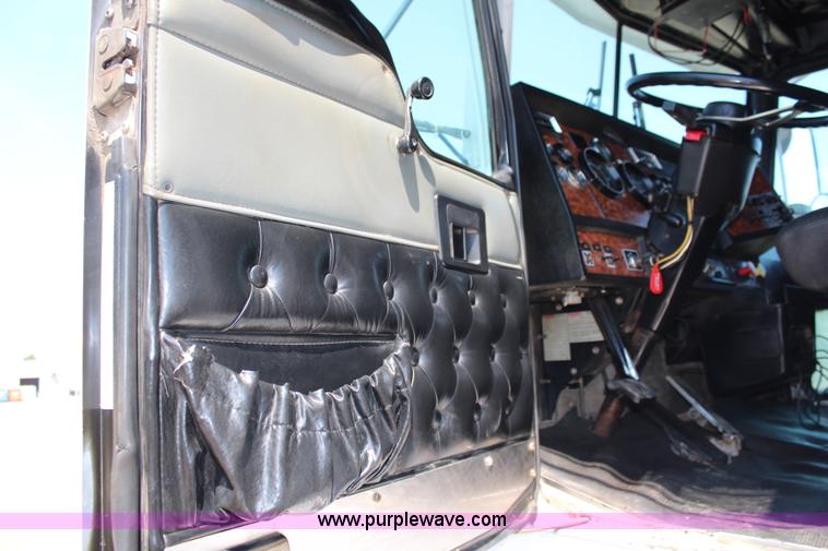 image for item J2191 2000 Kenworth T800 dump truck