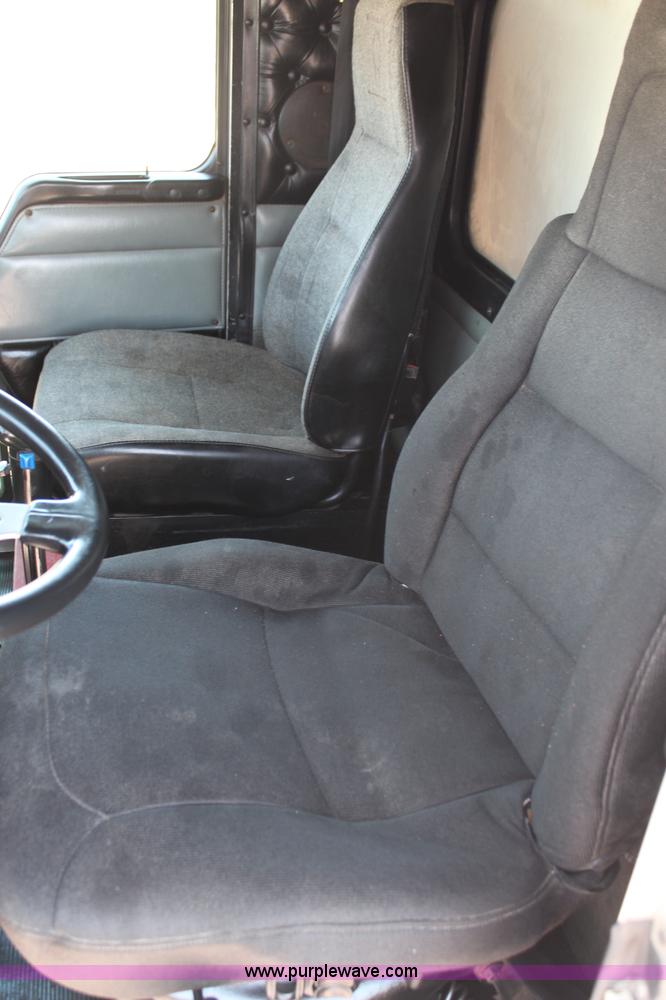 image for item J2191 2000 Kenworth T800 dump truck