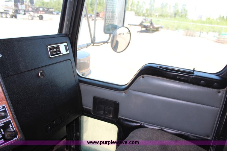 image for item J2191 2000 Kenworth T800 dump truck