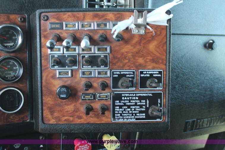 image for item J2191 2000 Kenworth T800 dump truck