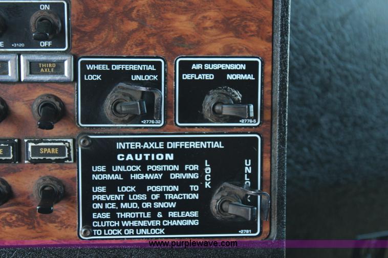 image for item J2191 2000 Kenworth T800 dump truck