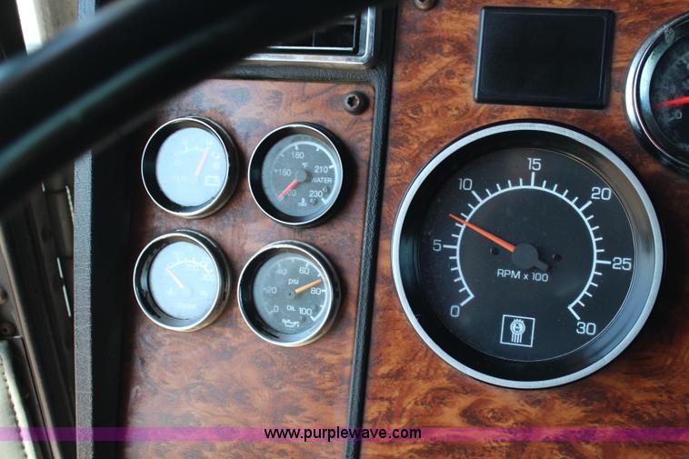 image for item J2191 2000 Kenworth T800 dump truck