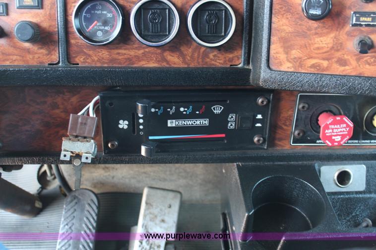 image for item J2191 2000 Kenworth T800 dump truck