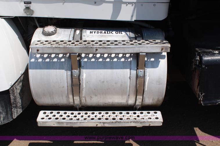 image for item J2191 2000 Kenworth T800 dump truck