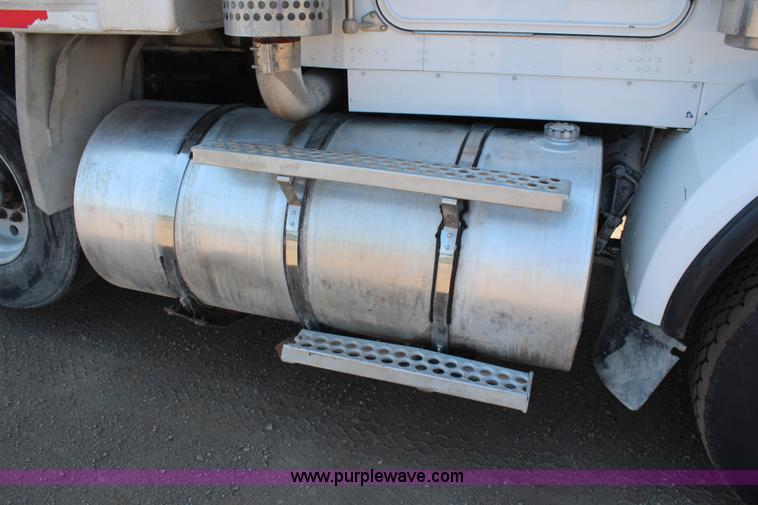 image for item J2191 2000 Kenworth T800 dump truck