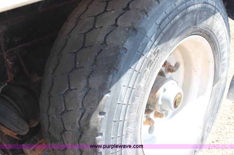 image for item J2191 2000 Kenworth T800 dump truck