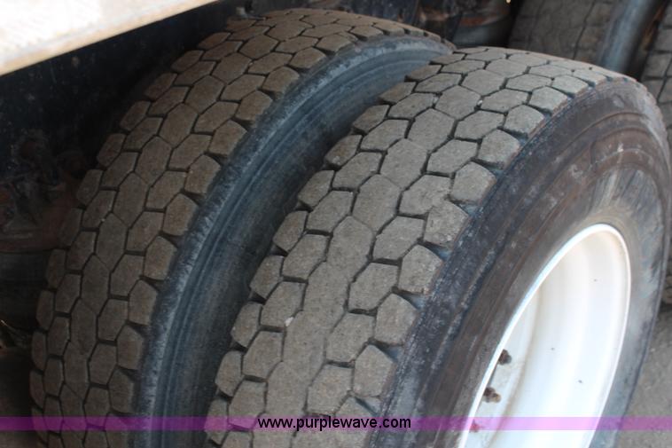 image for item J2191 2000 Kenworth T800 dump truck