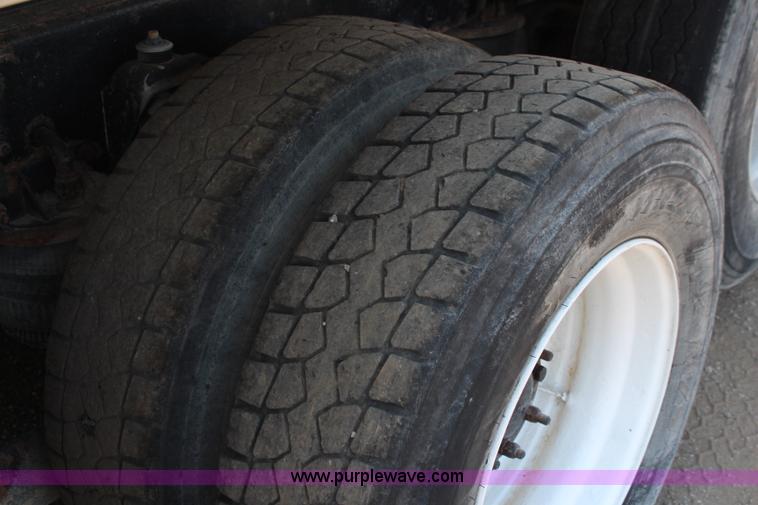 image for item J2191 2000 Kenworth T800 dump truck