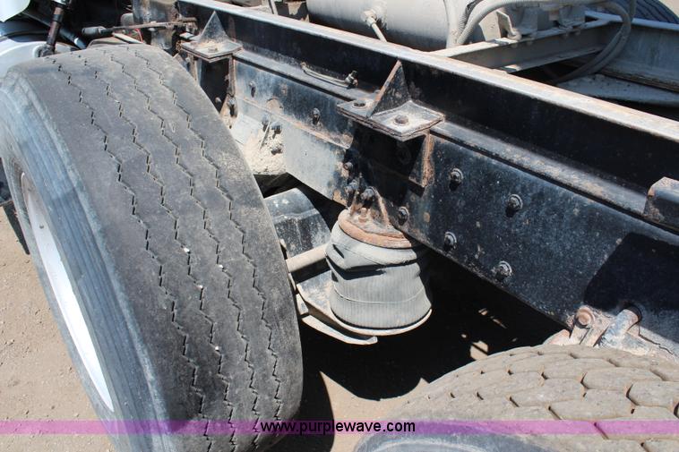 image for item J2191 2000 Kenworth T800 dump truck