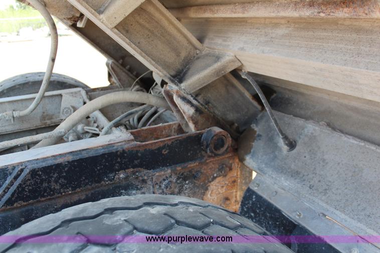 image for item J2191 2000 Kenworth T800 dump truck