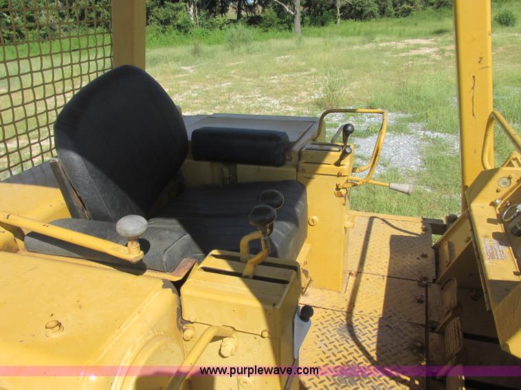 image for item J2465 Caterpillar 977L track loader