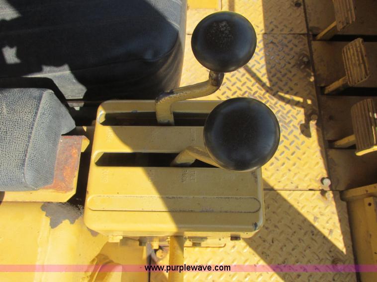 image for item J2465 Caterpillar 977L track loader