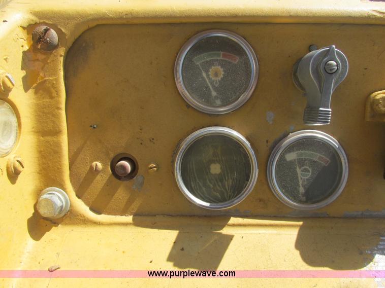 image for item J2465 Caterpillar 977L track loader