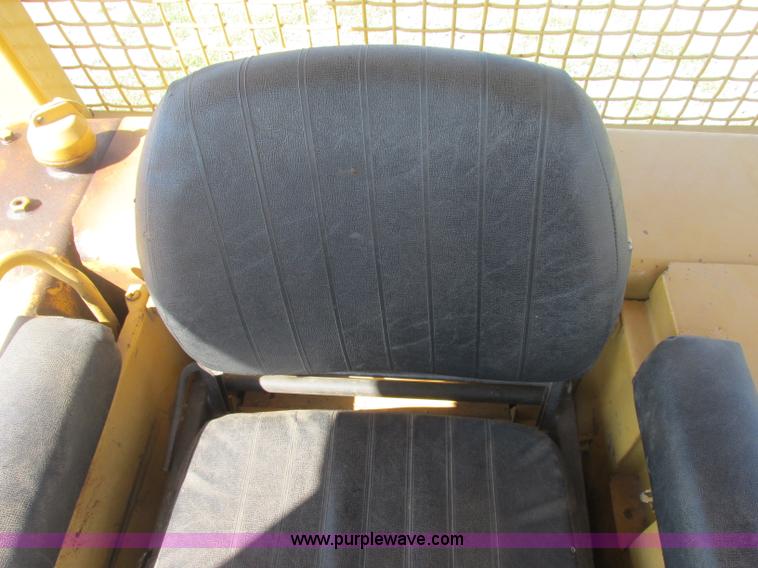 image for item J2465 Caterpillar 977L track loader