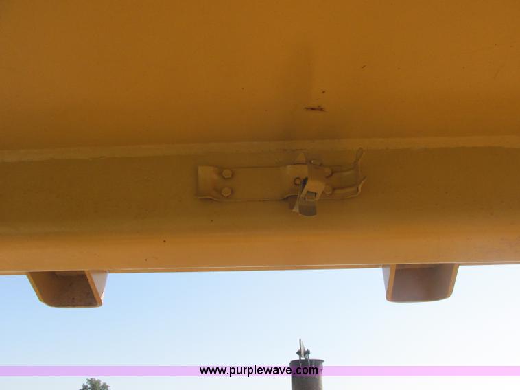 image for item J2465 Caterpillar 977L track loader