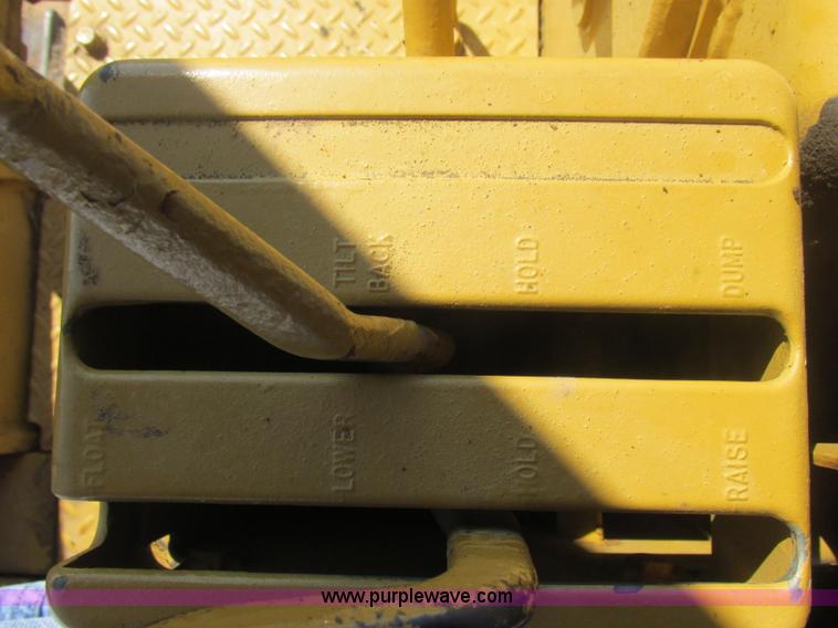 image for item J2465 Caterpillar 977L track loader