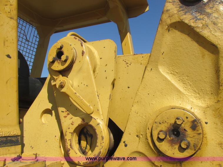 image for item J2465 Caterpillar 977L track loader