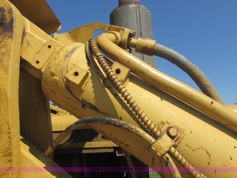 image for item J2465 Caterpillar 977L track loader