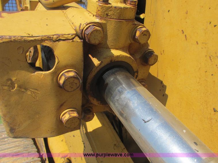 image for item J2465 Caterpillar 977L track loader