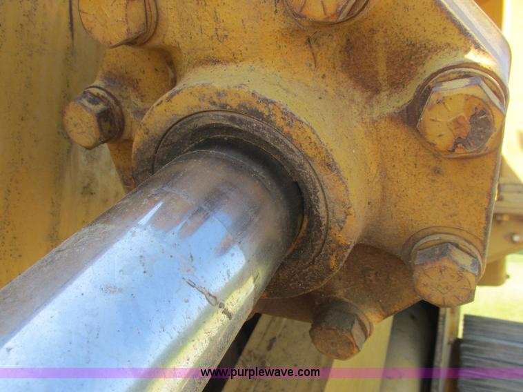 image for item J2465 Caterpillar 977L track loader