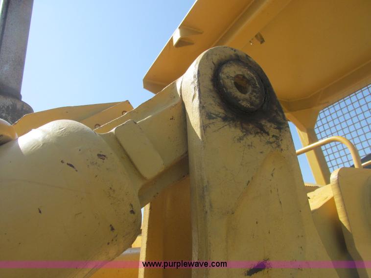 image for item J2465 Caterpillar 977L track loader