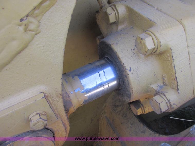 image for item J2465 Caterpillar 977L track loader