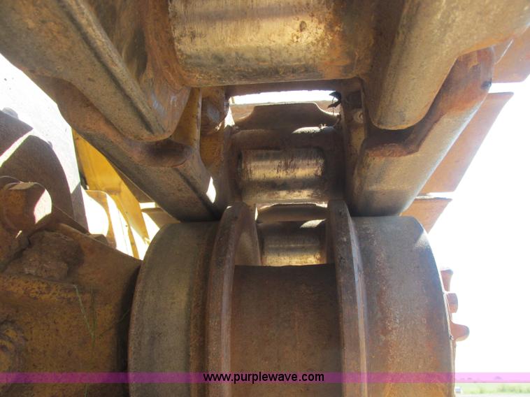 image for item J2465 Caterpillar 977L track loader