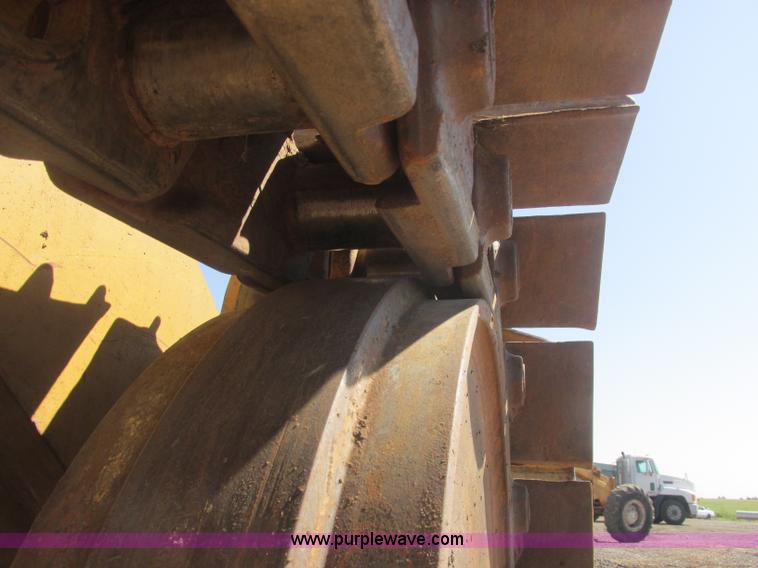 image for item J2465 Caterpillar 977L track loader