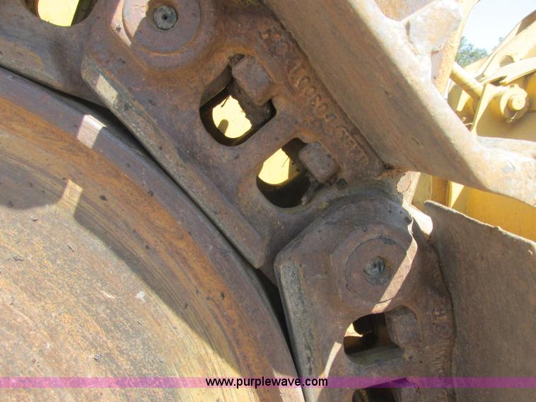 image for item J2465 Caterpillar 977L track loader