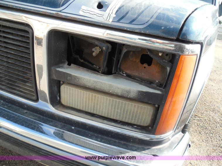 image for item I3363 1988 GMC Sierra 1500 pickup truck