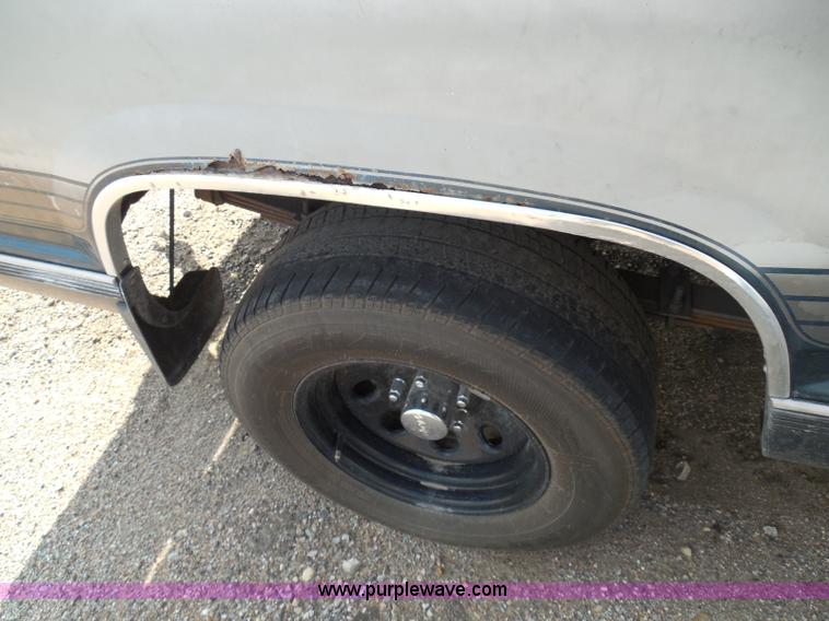 image for item I3363 1988 GMC Sierra 1500 pickup truck