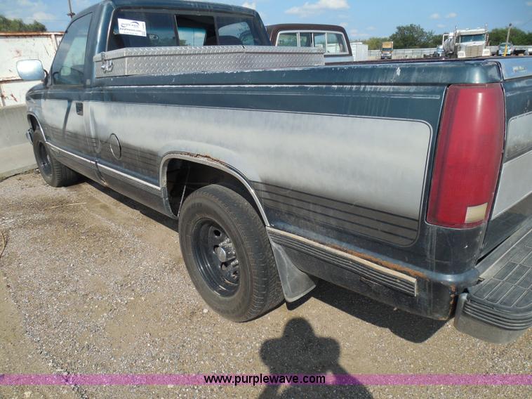 image for item I3363 1988 GMC Sierra 1500 pickup truck