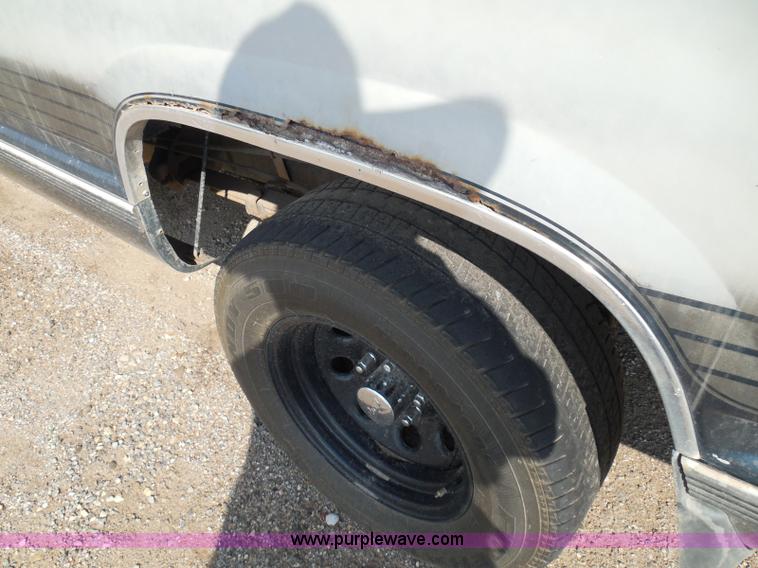 image for item I3363 1988 GMC Sierra 1500 pickup truck