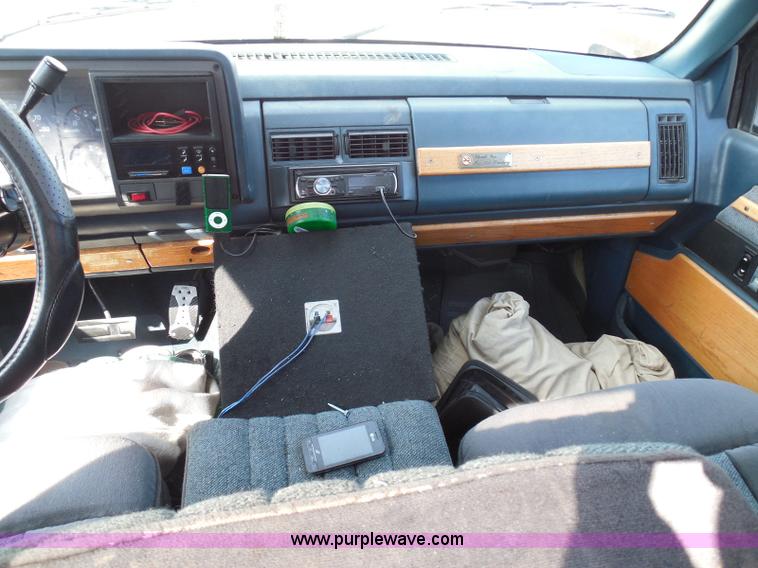 image for item I3363 1988 GMC Sierra 1500 pickup truck