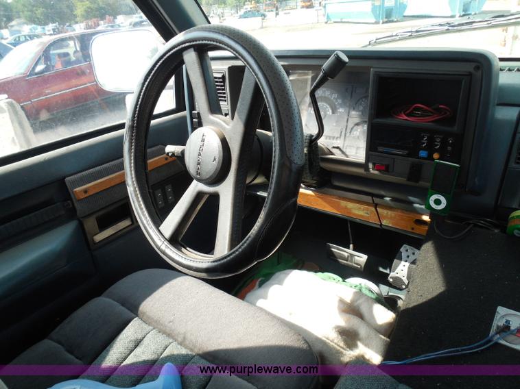 image for item I3363 1988 GMC Sierra 1500 pickup truck