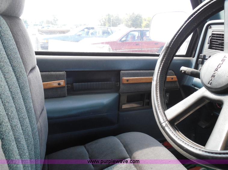 image for item I3363 1988 GMC Sierra 1500 pickup truck