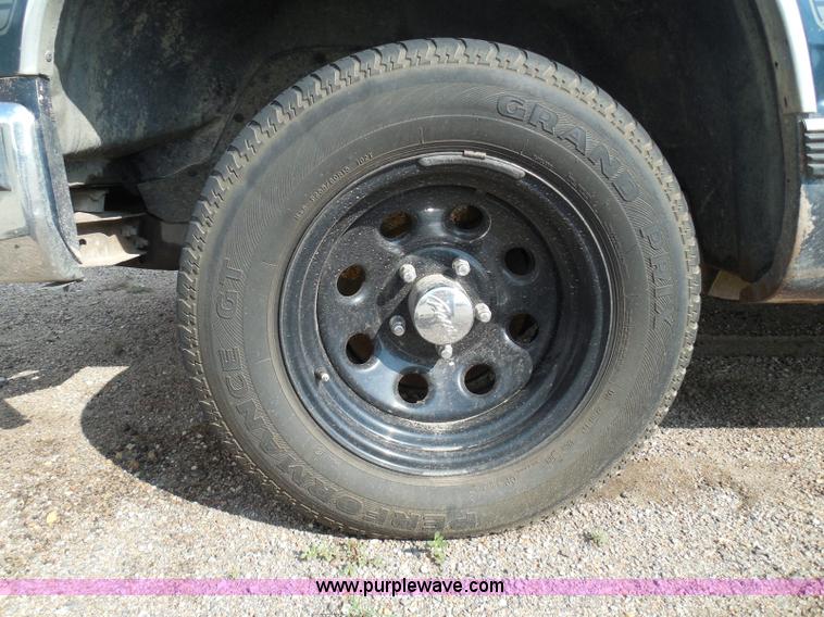 image for item I3363 1988 GMC Sierra 1500 pickup truck