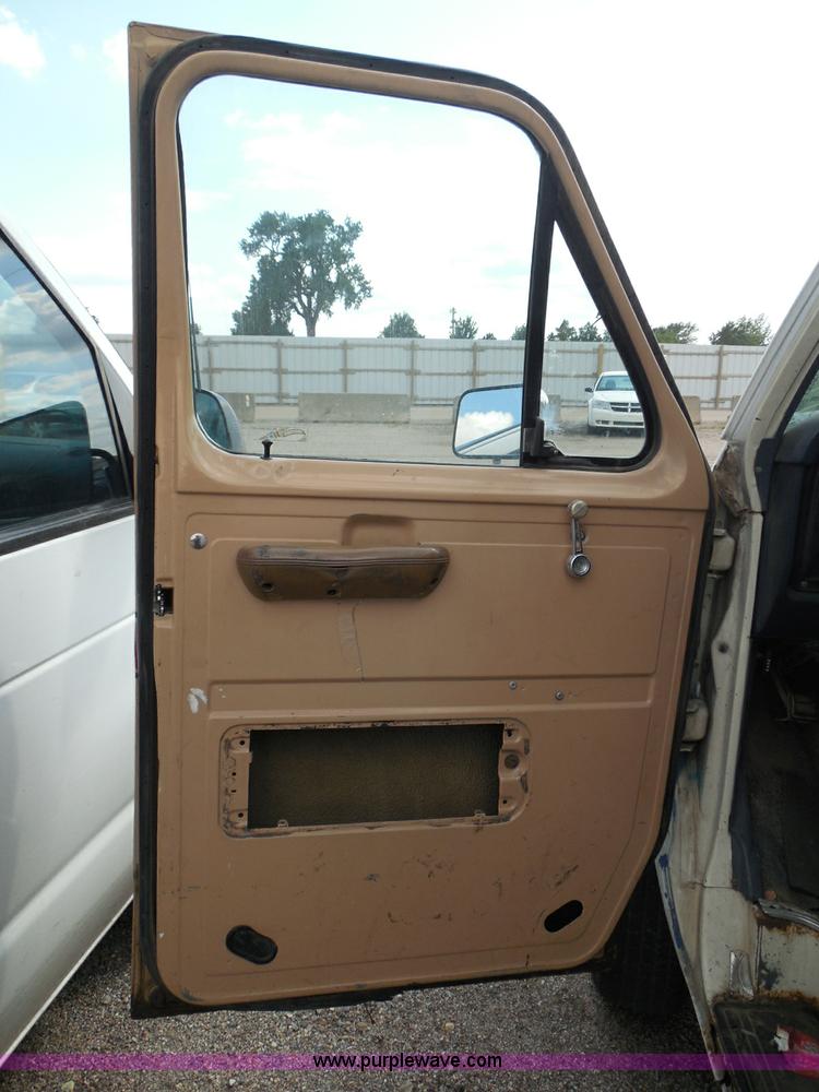 image for item I3365 1989 Ford Econoline E150 cargo van