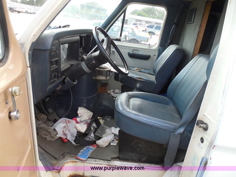 image for item I3365 1989 Ford Econoline E150 cargo van